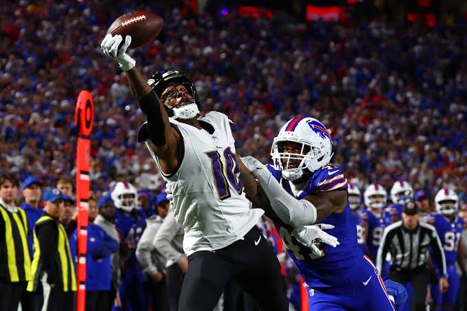 DeAndre Hopkins Is Trading Offseason Rest for Finance Class