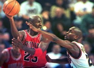 Michael Jordan of the Chicago Bulls (L) looks to p