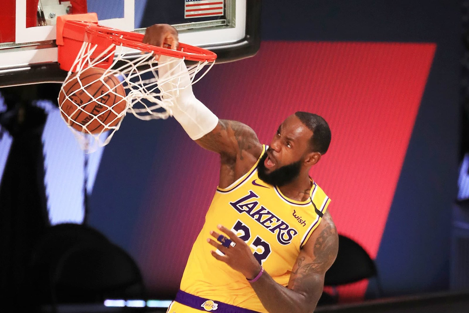 Los Angeles Lakers/ LeBron James/ Water/ NBA/ Lakers/ Sports/ Landon Buford The Journalist/LandonBuford.com