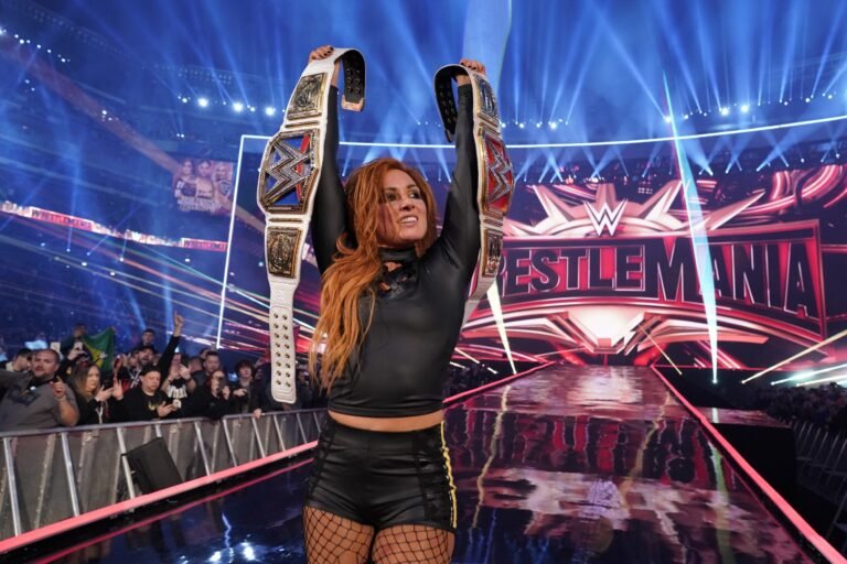 becky-lynch-wrestlemania-35-wwe-wins-raw-smackdown-womens-championships