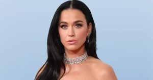 Katy Perry Delivers Pizza to Fans in Brazil: “We Love Them”
