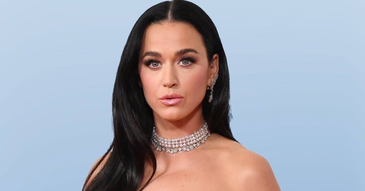 Katy Perry Delivers Pizza to Fans in Brazil: “We Love Them”