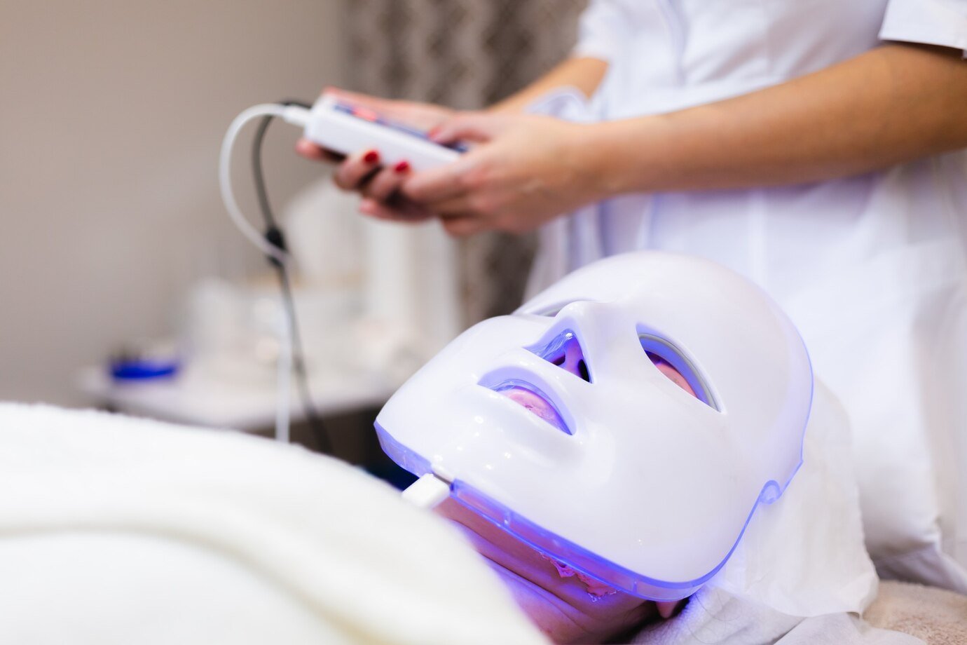 client-lies-salon-cosmetology-table-with-white-mask-her-face_343596-4301