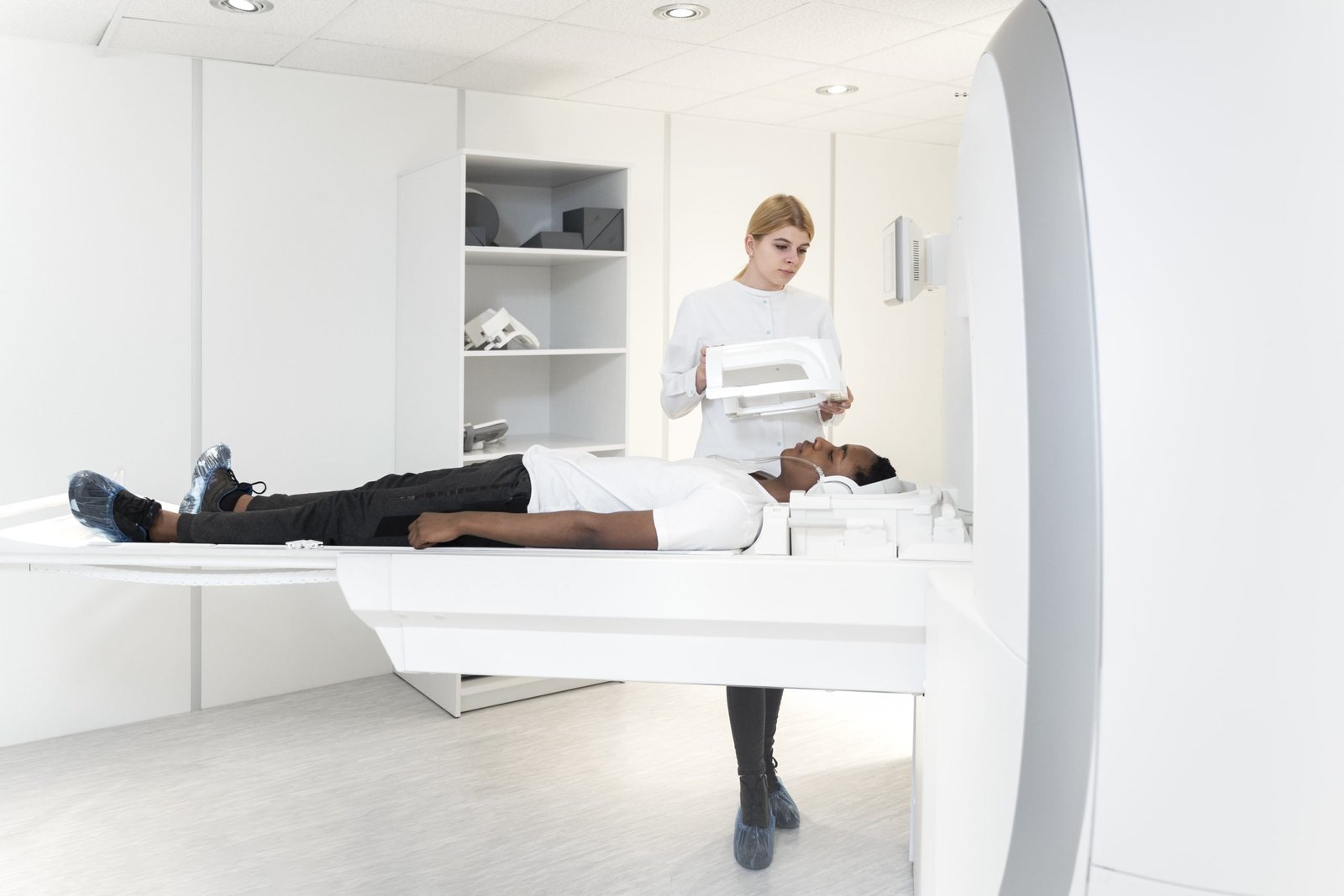 full-shot-doctor-giving-ct-scan-patient