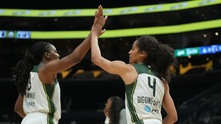 Chicago Sky guard Skylar Diggins Los Angeles Sparks Forward Nneka Ogwumike